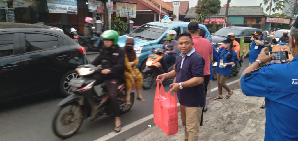 awan depok bagi bagi takjil 1